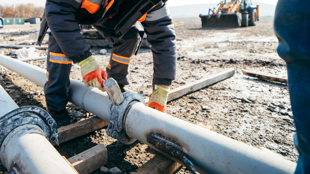 Służebność przesyłu na działce inwestycyjnej - jak uzyskać odszkodowanie od firm energetycznych lub wodociągowych?